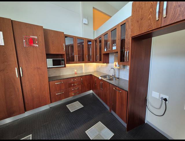3,888M² OFFICE FOR SALE IN LONGMEADOW